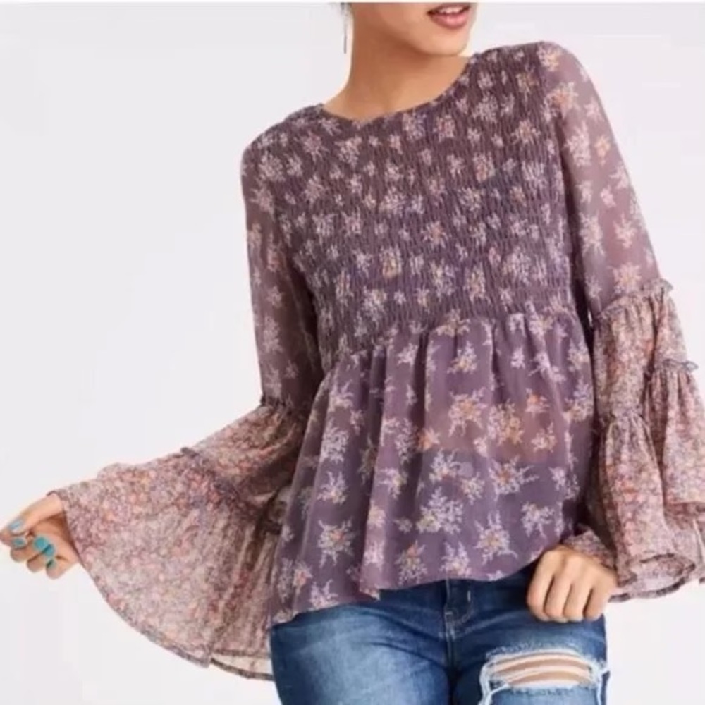 American Eagle top with bell sleeves